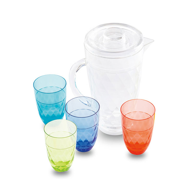 চার কাপ সহ কলস